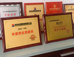 15654153291171.jpg 獎(jiǎng)牌合影.jpg